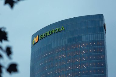 Bilbao, İspanya - 6 Ağustos 2021: Iberdrola 'nın Bilbao' daki ana ofis binası, enerji üretimi, dağıtımı ve ticarileştirilmesine adanmış bir şirket