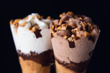 İki dondurma külahı, biri kremalı, diğeri de fındıklı ve bademli çikolatalı.
