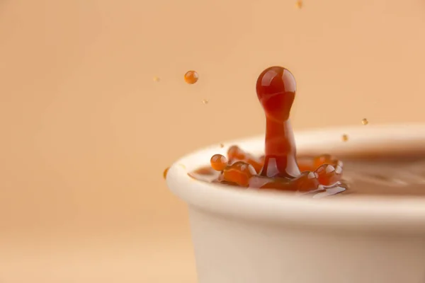 Coffee Drop Splashing Recyclable Cardboard Cup — Stock Photo, Image