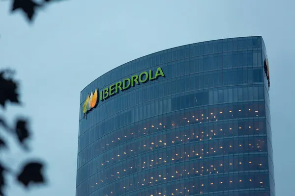 Bilbao, İspanya - 6 Ağustos 2021: Iberdrola 'nın Bilbao' daki ana ofis binası, enerji üretimi, dağıtımı ve ticarileştirilmesine adanmış bir şirket