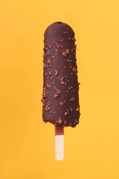 Sorvete Amêndoa Chocolate Escuro Fundo Amarelo Laranja — Fotografia de Stock