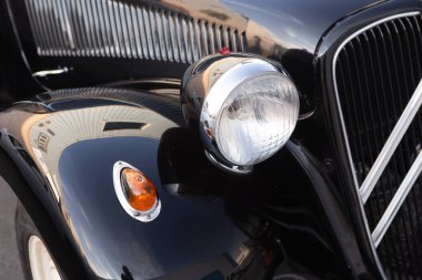 Cartes, İspanya - 16 Ekim 2021 Klasik Araba Fuarı. Fransız üretici firma tarafından 1934-1957 yılları arasında üretilen Citroen Traction Avant veya Citroen 11CV 'nin ayrıntıları