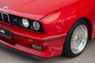 Cartes, İspanya - 16 Ekim 2021: Klasik araba fuarı. İlk BMW M3, E30 3 Serisi 'ne dayanmaktadır ve 1985 Frankfurt Motor Show' da halka tanıtılmıştır. Fotoğrafta kırmızı bir örnek var.