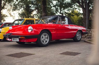 Reocin, Cantabria, İspanya - 2 Ekim 2021: Klasik araçların sergilenmesi. 1989 Alfa Romeo Spider Veloce, İtalyan otomobil üreticisi Alfa Romeo tarafından 1966-1993 yılları arasında üretilen bir roadster..