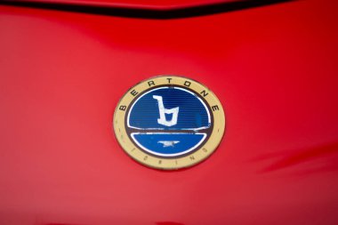 Reocin, Cantabria, İspanya - 2 Ekim 2021: Klasik araçların sergilenmesi. Gruppo Bertone, 1912 yılında Giovanni Bertone tarafından kurulan ve otomobil üretiminde uzmanlaşmış bir İtalyan şirketidir..