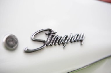 Reocin, Cantabria, İspanya - 2 Ekim 2021: Klasik araçların sergilenmesi. Stingray coupe, Chevrolet Corvette 'in 1968 ve 1982 yılları arasında üretilen üçüncü neslidir.