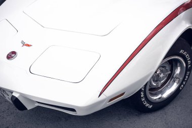 Reocin, Cantabria, İspanya - 2 Ekim 2021: Klasik araçların sergilenmesi. Stingray coupe, Chevrolet Corvette 'in 1968 ve 1982 yılları arasında üretilen üçüncü neslidir.