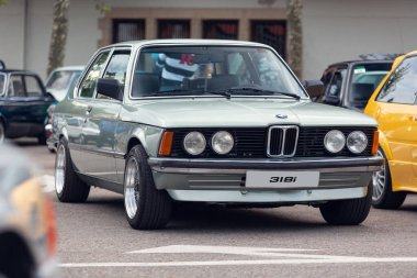 Reocin, Cantabria, İspanya - 2 Ekim 2021: Reocin 'de araba fuarı. BMW 3 serisi E21, BMW tarafından tasarlanmış bir yolcu arabasıdır. 1975 'te, BMW bu araba serisini piyasaya sürmeye karar verdi..