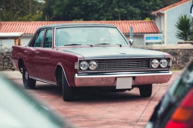 Cobreces, İspanya - 14 Ağustos 2021 Cobreces 'de araba fuarı. Dodge 3700, İspanyol Barreiros firması tarafından 1971 ve 1977 yılları arasında üretilen lüks bir otomobil modelidir..