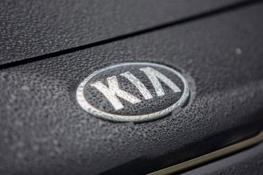 Cobreces, İspanya - 14 Ağustos 2021: Cobreces 'de araba sergisi. Güney Koreli otomobil üreticisi Kia Motors 'un amblemi. Karargahı Yangjae-dong, Seocho-gu, Seul 'da yer almaktadır..