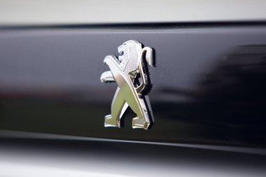 Cobreces, İspanya - 14 Ağustos 2021: Cobreces 'de araba sergisi. Üzerinde su damlaları olan Fransız markası Peugeot 'nun amblemi..