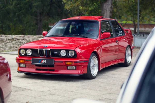 Reocin, Cantabria, İspanya - 2 Ekim 2021: Klasik araçların sergilenmesi. İlk BMW M3, E30 3 Serisi 'ne dayanmaktadır ve 1985 Frankfurt Motor Show' da halka tanıtılmıştır. Fotoğrafta kırmızı bir örnek var.