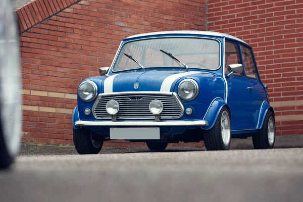 Cobreces, İspanya - 14 Ağustos 2021: İlk modellerden Blue Mini Morris, 1959 ve 2000 yılları arasında British Motor Corporation ve ardılı şirketler tarafından üretilen küçük bir otomobil modelidir.