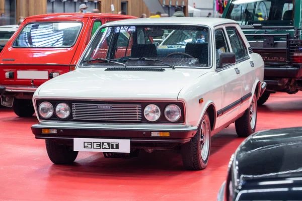 Bilbao, İspanya - 15 Kasım 2021 Klasik araba sergisi. Resimde Koltuk 132, SEAT tarafından 1973 ve 1982 yılları arasında lisans altında üretilen bir otomobil..