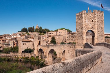 Besalu, Gerona, İspanya. 18 Eylül 2021 Besal kasabasının panoramik manzarası, ortaçağ mimarisine özgü..