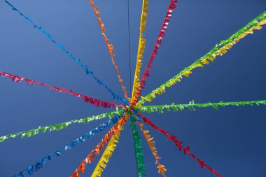 Popüler festivallerin tipik çelenkleri duvarlarda asılı duruyor ve arka planda gökyüzü olan bir yıldız oluşturuyor..