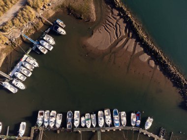 Rıhtıma yanaşmış birkaç küçük tekne bir İHA 'dan görüldü.