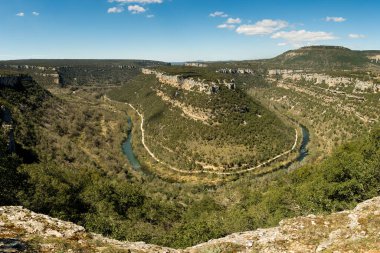 İspanya 'nın Burgos eyaletinin Valdelateja kentindeki Mirador de la Hoces del Ebro' dan büyük panoramik manzara.
