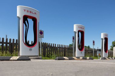 Reocin, İspanya - 29 Mayıs 2022: Tesla süperşarj istasyonu Tesla markasının elektrikli araçları için hızlı şarj istasyonu