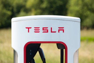 Reocin, İspanya - 29 Mayıs 2022: Tesla süperşarj istasyonu Tesla markasının elektrikli araçları için hızlı şarj istasyonu