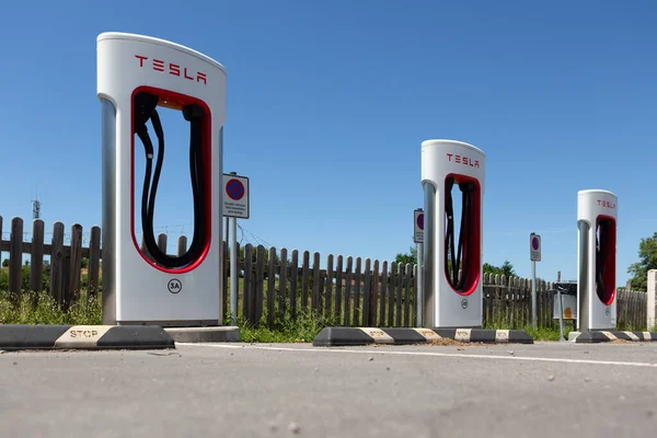 Reocin, İspanya - 29 Mayıs 2022: Tesla süperşarj istasyonu Tesla markasının elektrikli araçları için hızlı şarj istasyonu