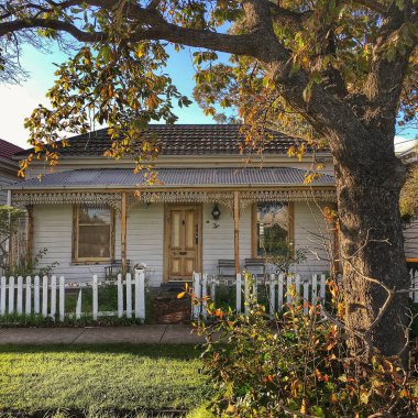 Williamstown, Victoria / Avustralya - 21 Temmuz 2018: Güneşli bir öğleden sonra bir evin ön cephesinin ve ön bahçesinin altın önü. Melbourne banliyösünde ağaçlar ve doğa ile çevrili, davetkar ve rahat bir ev..
