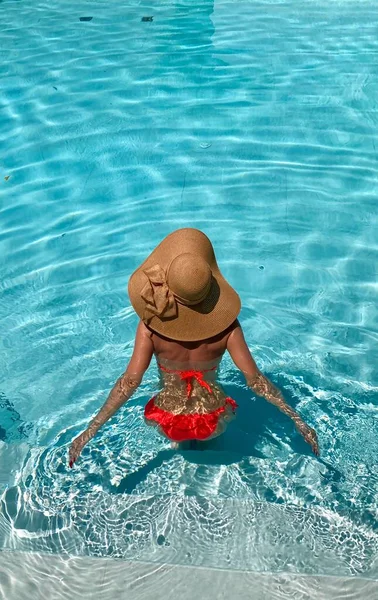 Mujer Joven Gran Sombrero Nadando Piscina Verano — Foto de Stock