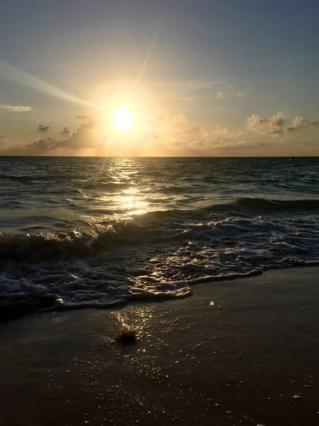 Пейзаж Пляжем Морем Волнами Восходе Солнца — стоковое фото