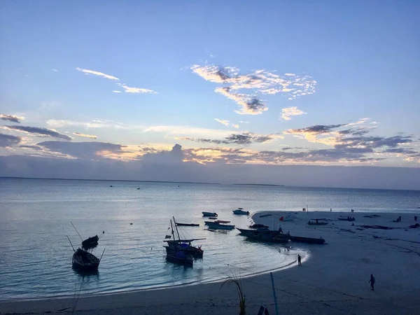 Havsutsikt Med Båtar Vid Solnedgången Tropikerna Zanzibar — Stockfoto