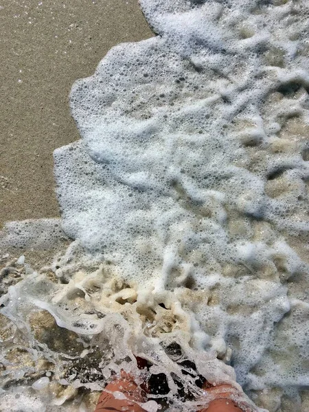 Zeegolf Het Zand Het Strand Loopt Voeten — Stockfoto