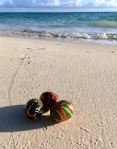 Пасхальные Яйца Разноцветные Лежат Песке Океана — стоковое фото