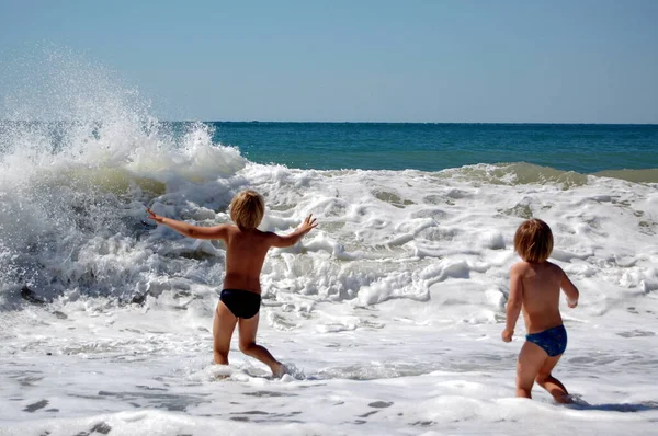 Дитячі Хлопчики Грають Хвилях Морі Літніх Канікулах — стокове фото