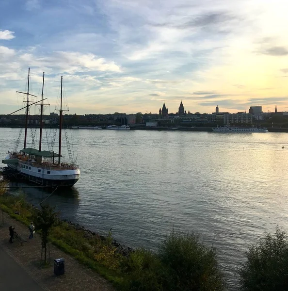 Abendlandschaft Mit Einem Fluss Und Einem Schiff Und Einer Stadt — Stockfoto