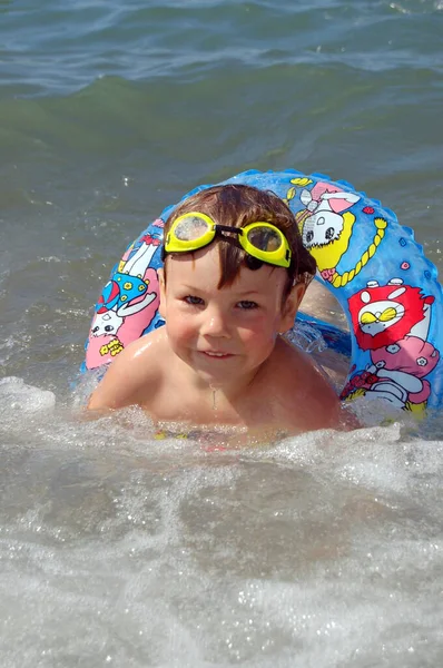 Bambino Ragazzo Nuota Nel Mare Vacanza Estiva — Foto Stock