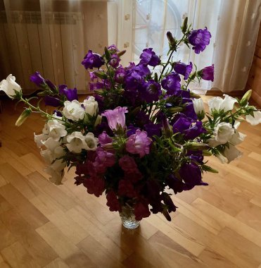 İç kısımdaki vazoda çok renkli çiçeklerden oluşan güzel bir buket. 