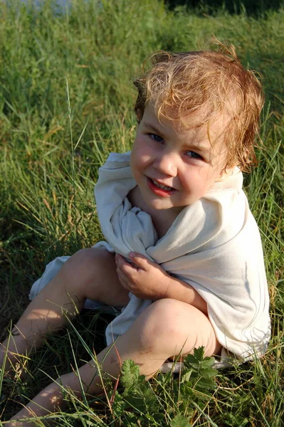 Детский Мальчик Сидит Траве Летом После Купания — стоковое фото