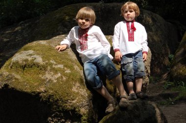 Çocuklar Ukrayna 'da erkek kardeşler yazın açık havada işlenmiş gömlekler. 