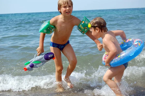 Діти Хлопчики Брати Грають Іграшками Пляжі Морі Літніх Канікулах — стокове фото