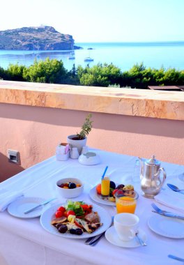 Yazın denize bakan masada sunulan nefis, güzel kahvaltı. 