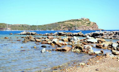 Yunanistan 'da yaz aylarında deniz ve taşlarla kaplı manzara