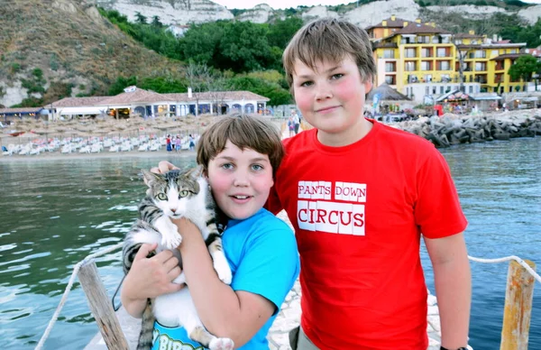 Retrato Crianças Meninos Irmãos Com Gato Fundo Mar Verão — Fotografia de Stock