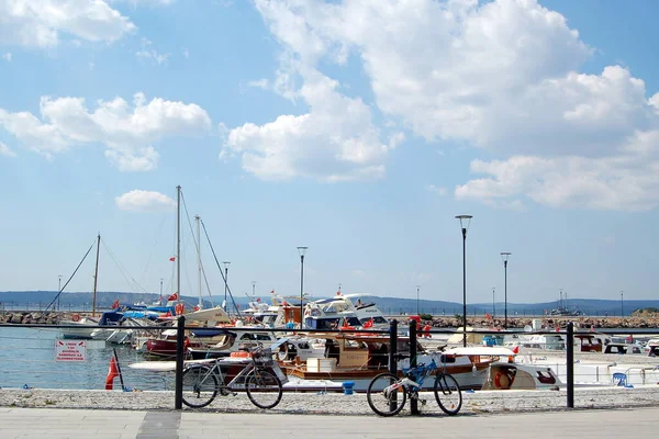 Paisaje Verano Con Paseo Marítimo Con Barcos Bicicletas Canakkale Turquía —  Fotos de Stock