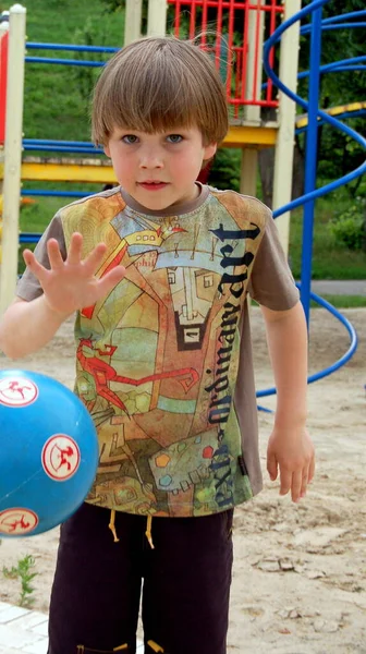 Portret Van Een Jongen Die Met Een Bal Speelt Speeltuin — Stockfoto