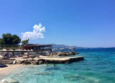 Yazın sahil ve rıhtımlı deniz manzarası