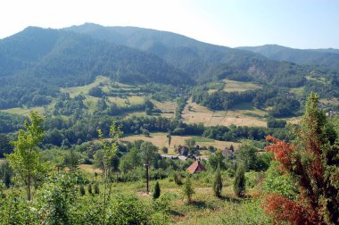 Yaz aylarında dağ köyü manzarası