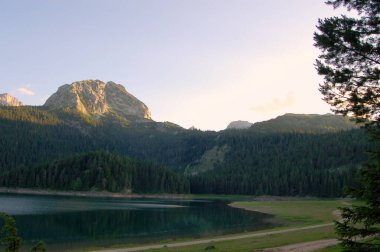 Karadağ 'da dağ ve gölle akşam manzarası