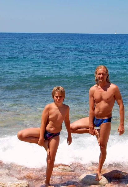 Father Son Doing Sports Beach Summer — Fotografia de Stock