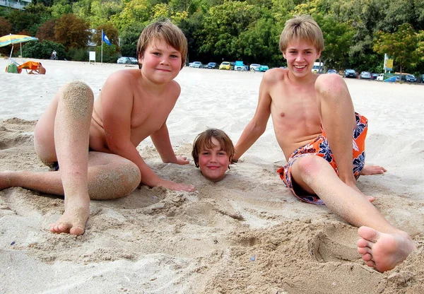 Família Crianças Meninos Irmãos Brincando Juntos Areia Praia — Fotografia de Stock