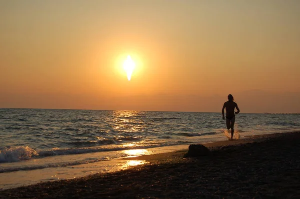 Silhouette Uomo Che Corre Sulla Spiaggia Tramonto — Foto Stock