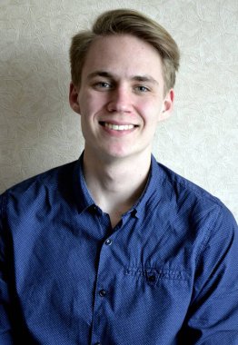 Gülümseyen bir gencin portresi